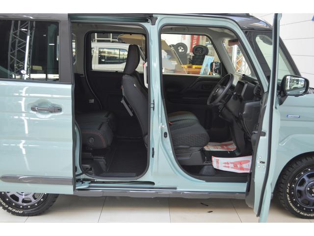 運転席と助手席にはヒーターを座面に内蔵。さらに後席の足元に温風を送り込むリヤヒーターダクトも装備して、寒い日でも車内全体を暖かくキープします。