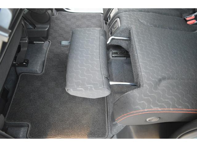 広い後席空間をより快適にこなせるマルチユースフラップが装備で、フラップの位置や角度を調整することで、オットマンや脚のサポート、荷物の落下防止といった様々な機能を活用できます