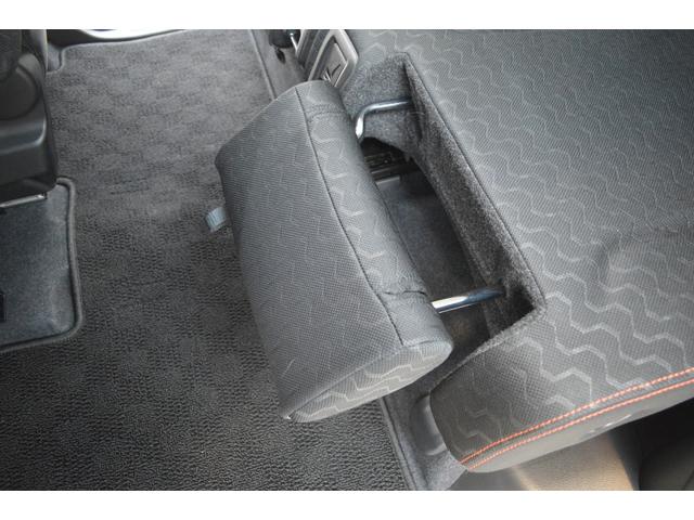 休憩時は後席で思いきりリラックス。