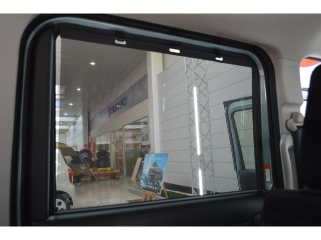 リアドアには、引き出してガラスを覆うロールサンシェードを内蔵し、直射日光を防いで車内を快適に保つほか、お子様の着替えの際など、プライバシーの保護に役立ちます。