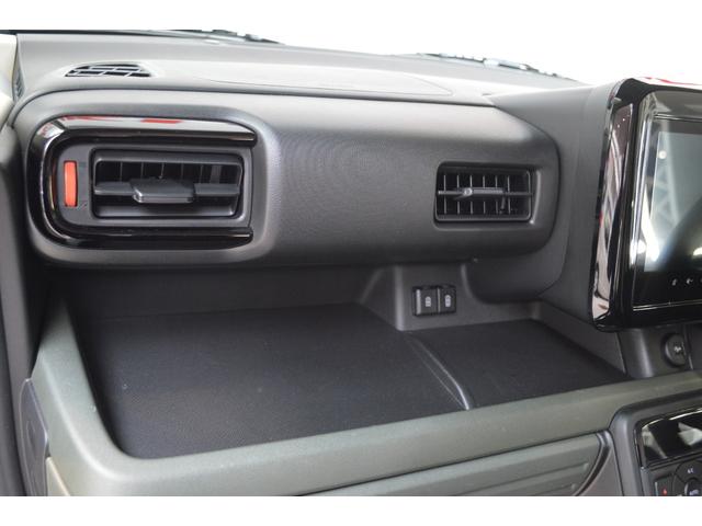 ビックオープントレーは、ボックスティッシュも置け、スマホの接続中も充電中も置ける新しいスペースです