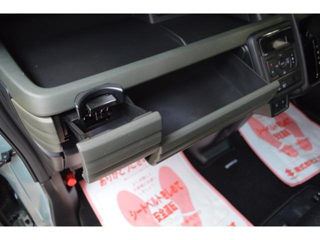 個性が際立つデザインと、実用性を備えたギアの融合。ツールボックスをイメージしたインパネアッパーボックスなど、道具類に囲まれたガレージのような空間が、大人の遊びゴコロを刺激します。