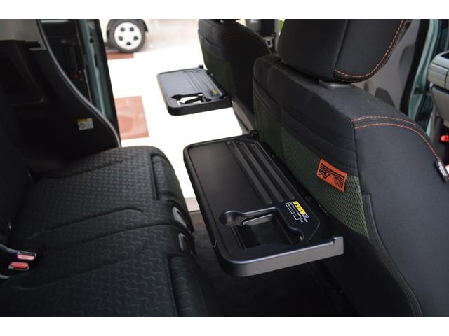 小物類も、しっかり収納。パーソナルテーブルが装備です