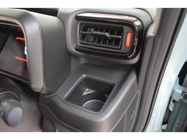 スマートフォンやタブレットを立てかけられるパーソナルテーブルをはじめ、車内の至るところに細かな気配りでレイアウトされた収納を多数配置。ちらかりがちな小物などもしっかり収納します。