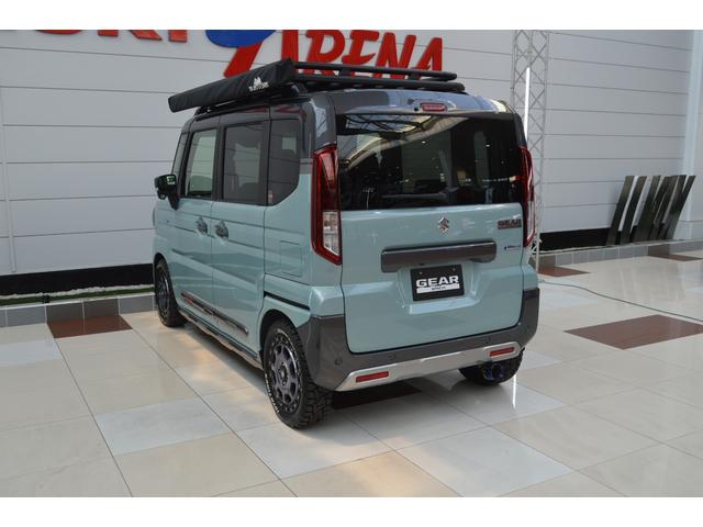 坂道での発進時には、クルマが後ろに下がらないようにブレーキペダルからアクセルペダル踏みかえる瞬間、一時的にブレーキが作動（最長約２秒間）落ち着いて発信できます