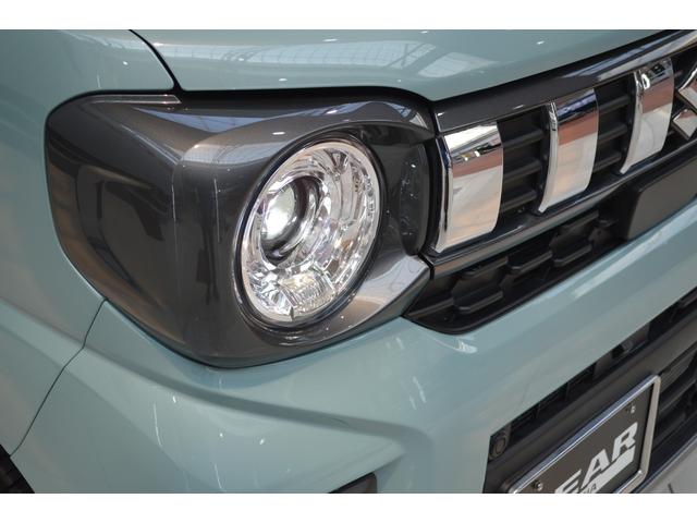 ヘッドランプ周辺をブラック化、フルＬＥＤで薄型になったランプ類がスペーシアギアらしい精悍な表情描き出し、フロントターンランプにシーケンシャル式の点滅方法採用、ポジションランプとの機能切り返し式です