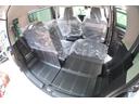 リヤシート背面のストラップを手前に引くとシートがスムーズにスライド。荷物の量に合わせて荷室側からもワンアクションでラゲッジスペースの広さを変えられます。