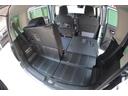 リヤシート背面のストラップを手前に引くとシートがスムーズにスライド。荷物の量に合わせて荷室側からもワンアクションでラゲッジスペースの広さを変えられます。
