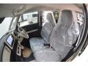 運転席と助手席の座面にはヒーターを内蔵。さらに後席には足元に温風を送り込むリヤヒーターダクトを設置して、寒い日でも室内全体を暖かくキープします。