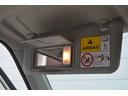 運転席と助手席にバニティーミラーが付いているからちょっとした身だしなみチェックに便利。照明も付いているので夜間でも使えます。