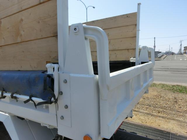 ヒノレンジャー ダンプ　４ｔダンプ　　２面差し枠　コボレーン付　積載量３６００ｋｇ　荷台塗装済み　内寸３４０＋２０６＋１３２　外寸５４３＋２２１＋２４５　電格ミラー　フォグランプ　天井コンソール　ＡＴミッション（16枚目）