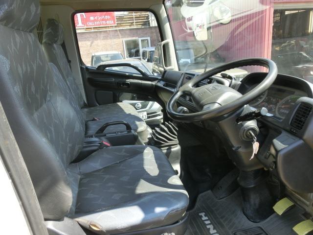 ヒノレンジャー ダンプ　４ｔダンプ　　２面差し枠　コボレーン付　積載量３６００ｋｇ　荷台塗装済み　内寸３４０＋２０６＋１３２　外寸５４３＋２２１＋２４５　電格ミラー　フォグランプ　天井コンソール　ＡＴミッション（34枚目）