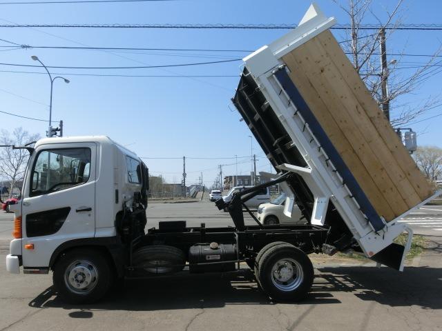 ヒノレンジャー ダンプ　４ｔダンプ　　２面差し枠　コボレーン付　積載量３６００ｋｇ　荷台塗装済み　内寸３４０＋２０６＋１３２　外寸５４３＋２２１＋２４５　電格ミラー　フォグランプ　天井コンソール　ＡＴミッション（57枚目）
