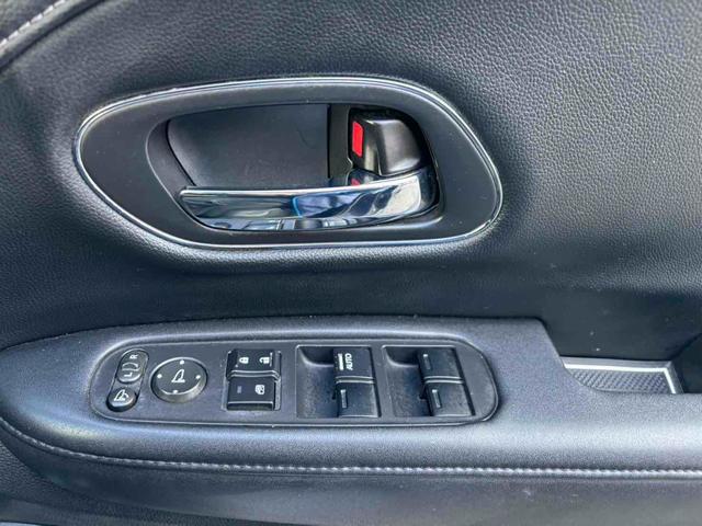 ヴェゼル ハイブリッドＸ　４ＷＤ　ＥＴＣ　バックカメラ　クリアランスソナー　オートクルーズコントロール　衝突被害軽減システム　ＴＶ　オートライト　ＬＥＤヘッドランプ　アルミホイール　スマートキー　アイドリングストップ（7枚目）