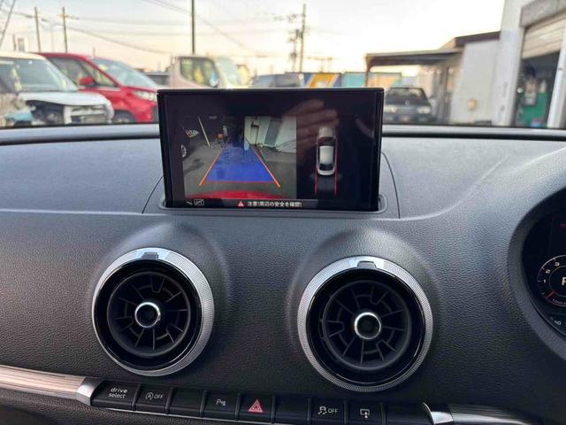 バックカメラおよびガイドライン表示が装着されていますので、車庫入れが苦手な人でもアシストしてくれます。