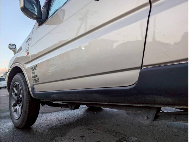 ジムニー ワイルドウインド AT車 社外テール ナビ フォグランプ ハーフレザーシート ドアサイドバイザー 電動格納ミラー ルーフレール スペアタイヤカバー(27枚目)