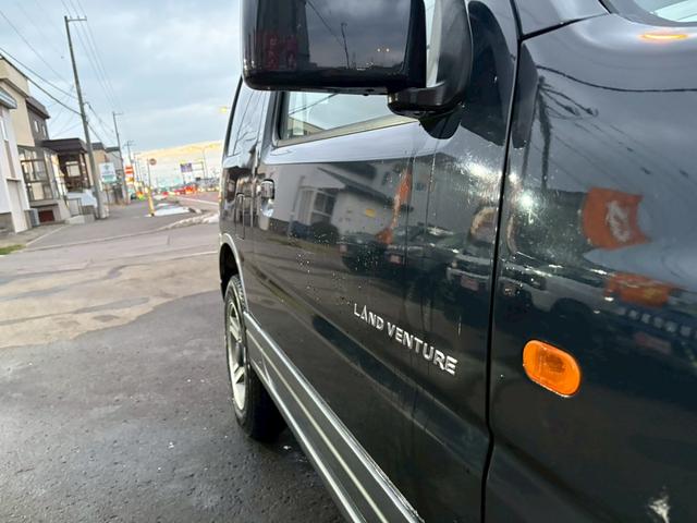 ジムニー ランドベンチャー　ＡＴ車　オーディオ　ドアサイドバイザー　電動格納ミラー　フォグランプ　ハーフレザーシート　　スペアタイヤ　４ＷＤ　ＡＢＳ（19枚目）