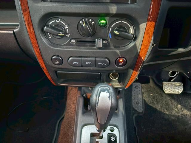 ジムニー ランドベンチャー　ＡＴ車　オーディオ　ドアサイドバイザー　電動格納ミラー　フォグランプ　ハーフレザーシート　　スペアタイヤ　４ＷＤ　ＡＢＳ（35枚目）