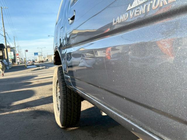 ジムニー ランドベンチャー　ＡＴ車　リフトアップ　オーディオ　電動格納ミラー　ドアサイドバイザー　オフロードタイヤ　４ＷＤ　ＡＢＳ（19枚目）