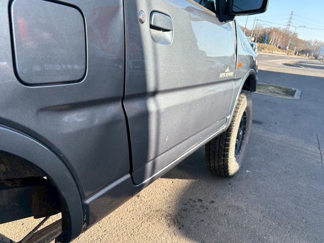 ジムニー ランドベンチャー　ＡＴ車　リフトアップ　オーディオ　電動格納ミラー　ドアサイドバイザー　オフロードタイヤ　４ＷＤ　ＡＢＳ（21枚目）