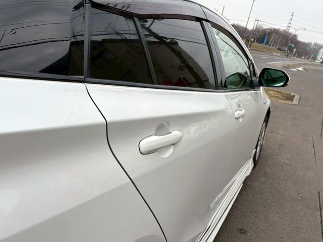 プリウス Ｓ　４ＷＤ　アルパインフローティングナビ　フルエアロ　ドラレコ　ＥＴＣ　バックカメラ　純正エンスタ　プッシュスタート　サイドバイザー　オートエアコン（25枚目）