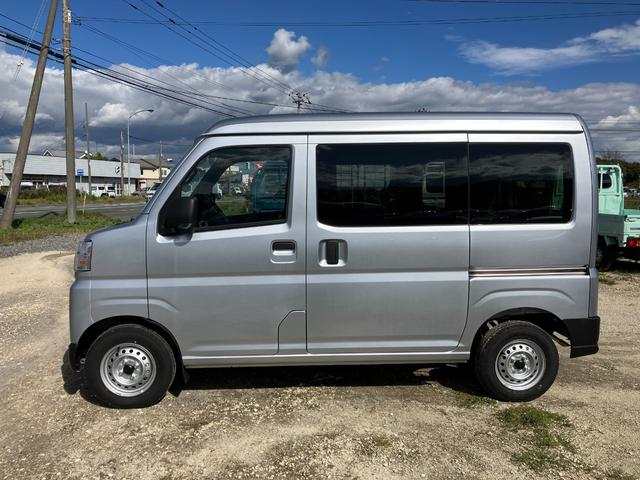 ハイゼットカーゴ ＤＸ　届出済み未使用車　衝突被害軽減ブレーキ　キーレスエントリー　パートタイム４ＷＤ　オートライト　オートハイビーム　マニュアルエアコン　クリアランスソナー　アイドリングストップ　スピーカー一体型ラジオ（4枚目）