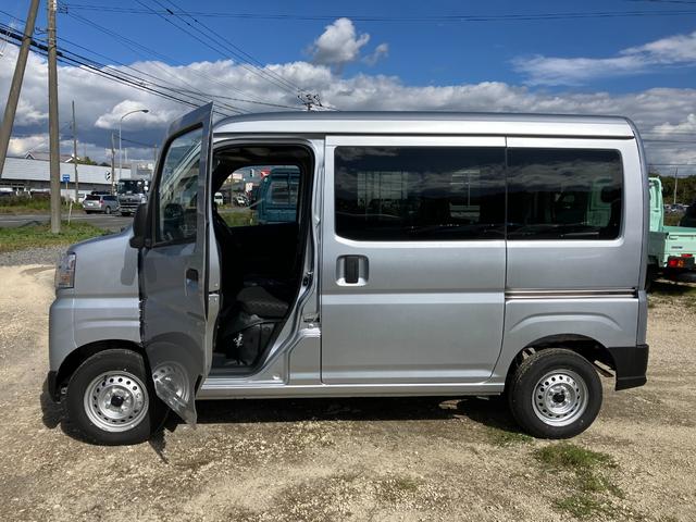 ハイゼットカーゴ ＤＸ　届出済み未使用車　衝突被害軽減ブレーキ　キーレスエントリー　パートタイム４ＷＤ　オートライト　オートハイビーム　マニュアルエアコン　クリアランスソナー　アイドリングストップ　スピーカー一体型ラジオ（5枚目）