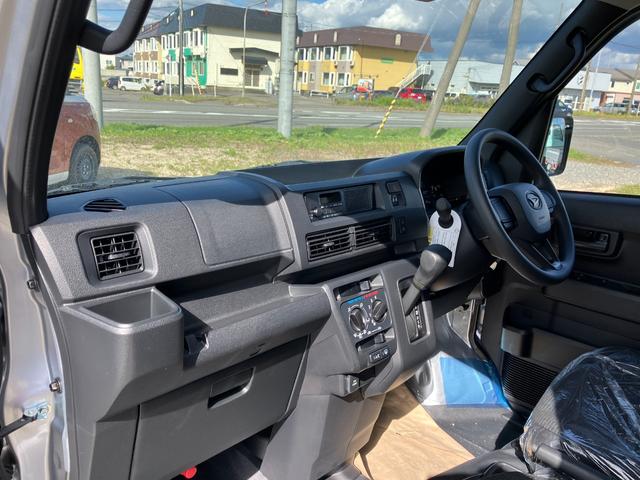 ハイゼットカーゴ ＤＸ　届出済み未使用車　衝突被害軽減ブレーキ　キーレスエントリー　パートタイム４ＷＤ　オートライト　オートハイビーム　マニュアルエアコン　クリアランスソナー　アイドリングストップ　スピーカー一体型ラジオ（13枚目）