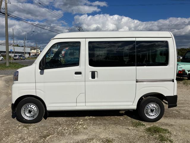 ハイゼットカーゴ ＤＸ　届出済み未使用車　衝突被害軽減ブレーキ　キーレスエントリー　パートタイム４ＷＤ　オートライト　オートハイビーム　マニュアルエアコン　クリアランスソナー　アイドリングストップ　スピーカー一体型ラジオ（4枚目）