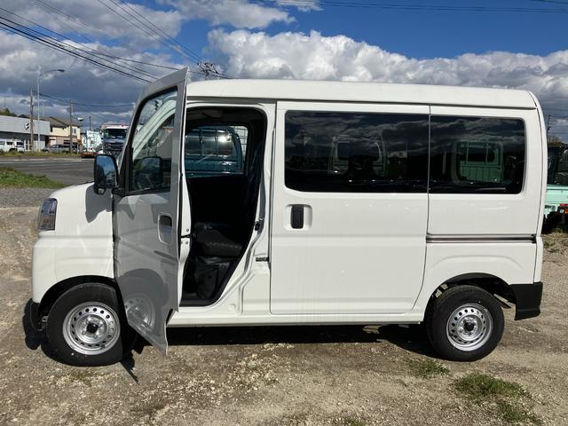ハイゼットカーゴ ＤＸ　届出済み未使用車　衝突被害軽減ブレーキ　キーレスエントリー　パートタイム４ＷＤ　オートライト　オートハイビーム　マニュアルエアコン　クリアランスソナー　アイドリングストップ　スピーカー一体型ラジオ（5枚目）