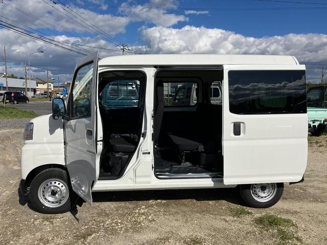 ハイゼットカーゴ ＤＸ　届出済み未使用車　衝突被害軽減ブレーキ　キーレスエントリー　パートタイム４ＷＤ　オートライト　オートハイビーム　マニュアルエアコン　クリアランスソナー　アイドリングストップ　スピーカー一体型ラジオ（6枚目）
