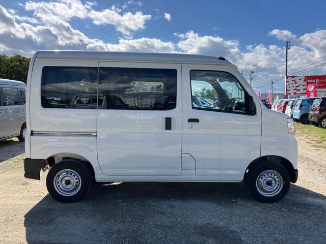 ハイゼットカーゴ ＤＸ　届出済み未使用車　衝突被害軽減ブレーキ　キーレスエントリー　パートタイム４ＷＤ　オートライト　オートハイビーム　マニュアルエアコン　クリアランスソナー　アイドリングストップ　スピーカー一体型ラジオ（11枚目）