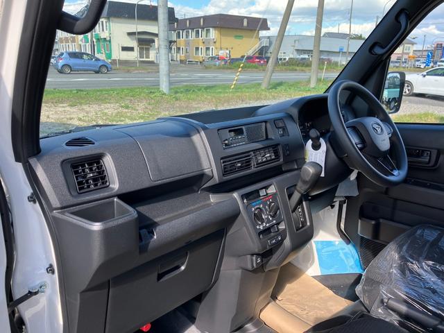 ハイゼットカーゴ ＤＸ　届出済み未使用車　衝突被害軽減ブレーキ　キーレスエントリー　パートタイム４ＷＤ　オートライト　オートハイビーム　マニュアルエアコン　クリアランスソナー　アイドリングストップ　スピーカー一体型ラジオ（13枚目）
