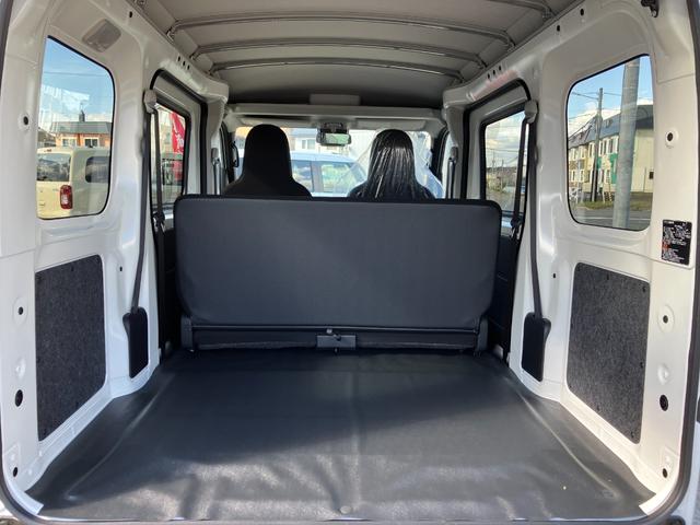 ハイゼットカーゴ ＤＸ　届出済み未使用車　衝突被害軽減ブレーキ　キーレスエントリー　パートタイム４ＷＤ　オートライト　オートハイビーム　マニュアルエアコン　クリアランスソナー　アイドリングストップ　スピーカー一体型ラジオ（16枚目）