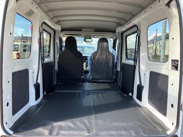ハイゼットカーゴ ＤＸ　届出済み未使用車　衝突被害軽減ブレーキ　キーレスエントリー　パートタイム４ＷＤ　オートライト　オートハイビーム　マニュアルエアコン　クリアランスソナー　アイドリングストップ　スピーカー一体型ラジオ（17枚目）