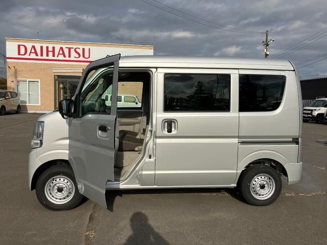 エブリイ PA 届出済み未使用車 キーシリンダー パートタイム4WD パワーステアリング マニュアルエアコン クリアランスソナー アイドリングストップ 横滑り防止 ヘッドライトレベライザー スピーカー一体型ラジオ(5枚目)