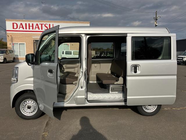 エブリイ PA 届出済み未使用車 キーシリンダー パートタイム4WD パワーステアリング マニュアルエアコン クリアランスソナー アイドリングストップ 横滑り防止 ヘッドライトレベライザー スピーカー一体型ラジオ(6枚目)