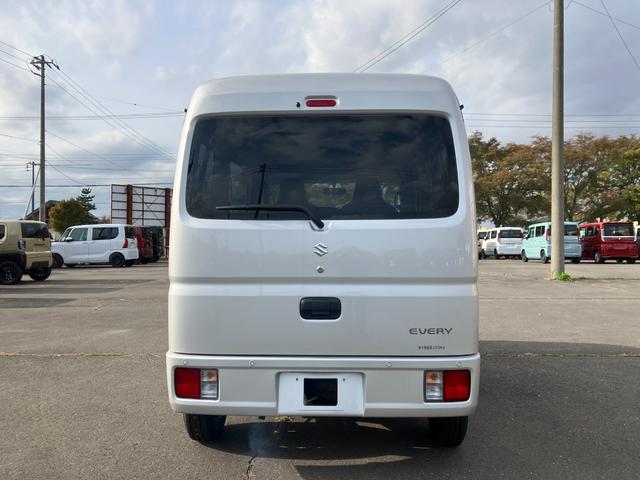 エブリイ PA 届出済み未使用車 キーシリンダー パートタイム4WD パワーステアリング マニュアルエアコン クリアランスソナー アイドリングストップ 横滑り防止 ヘッドライトレベライザー スピーカー一体型ラジオ(8枚目)