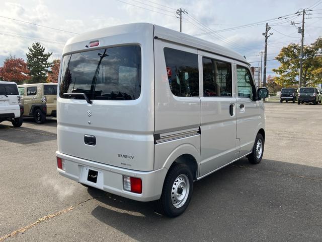 エブリイ PA 届出済み未使用車 キーシリンダー パートタイム4WD パワーステアリング マニュアルエアコン クリアランスソナー アイドリングストップ 横滑り防止 ヘッドライトレベライザー スピーカー一体型ラジオ(10枚目)