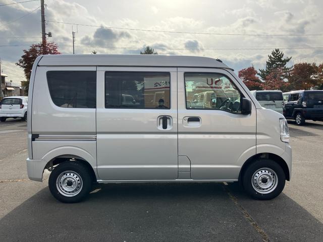 エブリイ PA 届出済み未使用車 キーシリンダー パートタイム4WD パワーステアリング マニュアルエアコン クリアランスソナー アイドリングストップ 横滑り防止 ヘッドライトレベライザー スピーカー一体型ラジオ(11枚目)