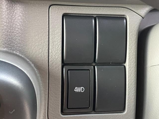 エブリイ PA 届出済み未使用車 キーシリンダー パートタイム4WD パワーステアリング マニュアルエアコン クリアランスソナー アイドリングストップ 横滑り防止 ヘッドライトレベライザー スピーカー一体型ラジオ(28枚目)