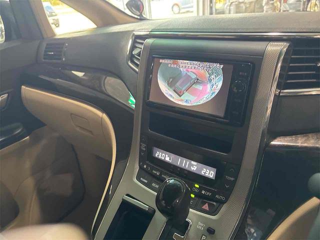 アルファードハイブリッド Ｘ　４ＷＤ　全周囲カメラ　ナビ　ＴＶ　クリアランスソナー　オートクルーズコントロール　両側電動スライドドア　オートライト　ＨＩＤ　スマートキー　３列シート　ウォークスルー　ＣＶＴ　アルミホイール　ＣＤ（7枚目）