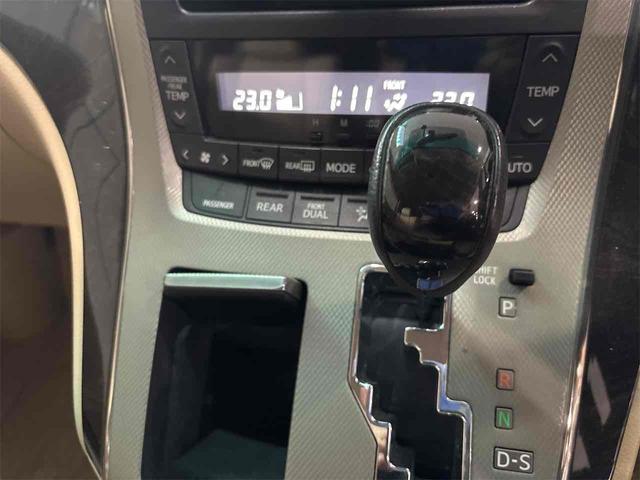アルファードハイブリッド Ｘ　４ＷＤ　全周囲カメラ　ナビ　ＴＶ　クリアランスソナー　オートクルーズコントロール　両側電動スライドドア　オートライト　ＨＩＤ　スマートキー　３列シート　ウォークスルー　ＣＶＴ　アルミホイール　ＣＤ（8枚目）