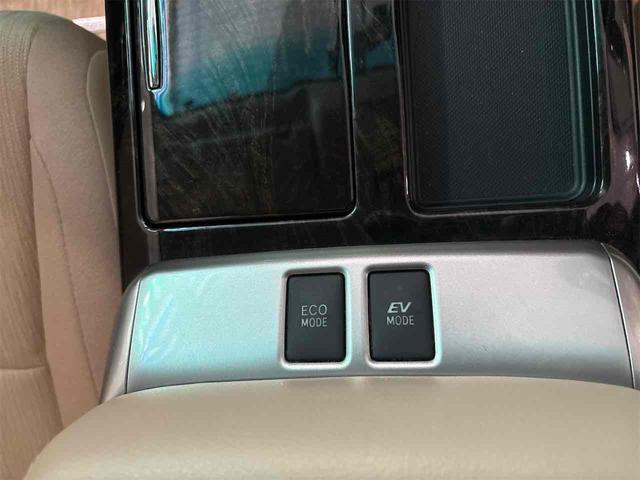 アルファードハイブリッド Ｘ　４ＷＤ　全周囲カメラ　ナビ　ＴＶ　クリアランスソナー　オートクルーズコントロール　両側電動スライドドア　オートライト　ＨＩＤ　スマートキー　３列シート　ウォークスルー　ＣＶＴ　アルミホイール　ＣＤ（9枚目）