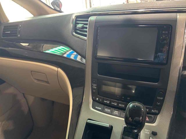 アルファードハイブリッド Ｘ　４ＷＤ　全周囲カメラ　ナビ　ＴＶ　クリアランスソナー　オートクルーズコントロール　両側電動スライドドア　オートライト　ＨＩＤ　スマートキー　３列シート　ウォークスルー　ＣＶＴ　アルミホイール　ＣＤ（11枚目）
