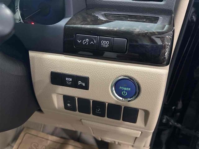 アルファードハイブリッド Ｘ　４ＷＤ　全周囲カメラ　ナビ　ＴＶ　クリアランスソナー　オートクルーズコントロール　両側電動スライドドア　オートライト　ＨＩＤ　スマートキー　３列シート　ウォークスルー　ＣＶＴ　アルミホイール　ＣＤ（12枚目）