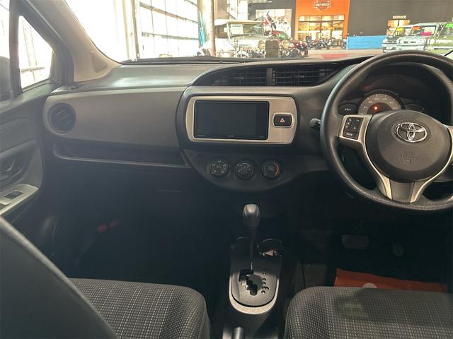 ヴィッツ Ｆ　４ＷＤ　ＥＴＣ　バックカメラ　ナビ　ＴＶ　スマートキー　電動格納ミラー　ＣＶＴ　衝突安全ボディ　ＡＢＳ　ＥＳＣ　ＣＤ　エアコン（2枚目）