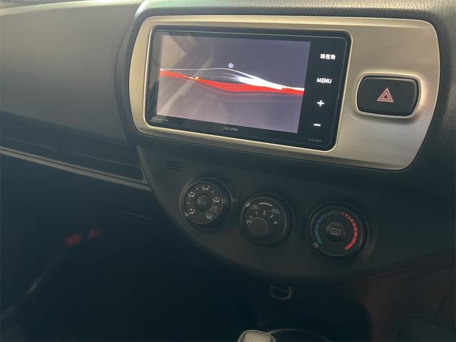 ヴィッツ Ｆ　４ＷＤ　ＥＴＣ　バックカメラ　ナビ　ＴＶ　スマートキー　電動格納ミラー　ＣＶＴ　衝突安全ボディ　ＡＢＳ　ＥＳＣ　ＣＤ　エアコン（10枚目）