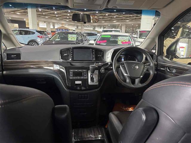 エルグランド ２５０ハイウェイスターＳ　アーバンクロム　４ＷＤ　オートクルーズコントロール　両側電動スライドドア　オートライト　ＬＥＤヘッドランプ　スマートキー　電動格納ミラー　後席モニター　３列シート　オットマン　ＣＶＴ　アルミホイール　盗難防止システム（2枚目）