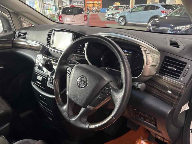 エルグランド ２５０ハイウェイスターＳ　アーバンクロム　４ＷＤ　オートクルーズコントロール　両側電動スライドドア　オートライト　ＬＥＤヘッドランプ　スマートキー　電動格納ミラー　後席モニター　３列シート　オットマン　ＣＶＴ　アルミホイール　盗難防止システム（3枚目）